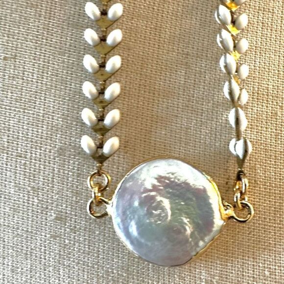 Abalone pendant necklace with white beaded chain - Picture 4 of 11